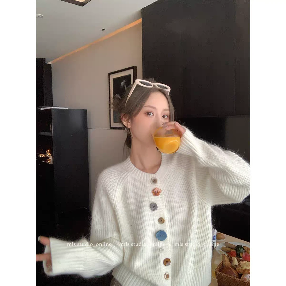 设计感小众不规则彩扣针织开衫毛衣外套女春秋韩系减龄奶白色上衣