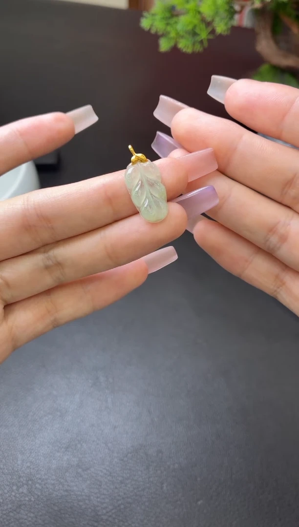 吊坠(不含链)18K金镶嵌翡翠吊坠（配皮绳！）