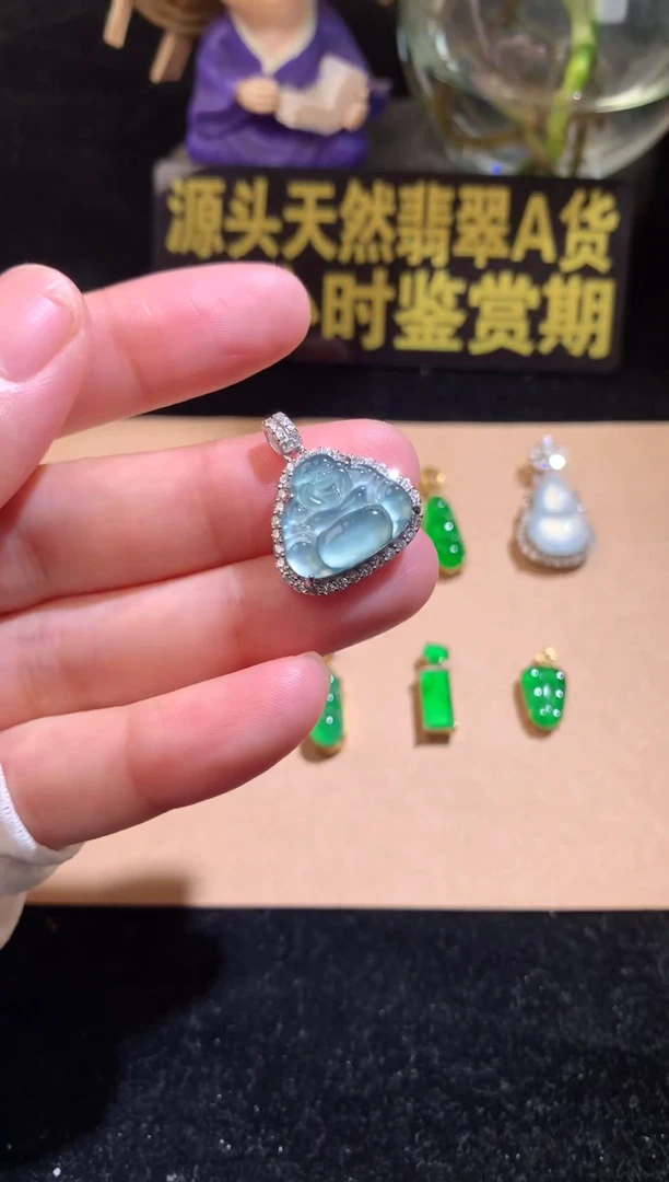 翡翠18K金镶嵌颈饰翡翠