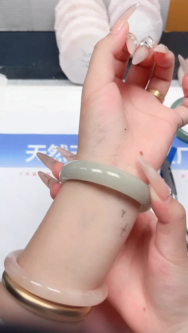 石英质玉手镯未镶嵌108-