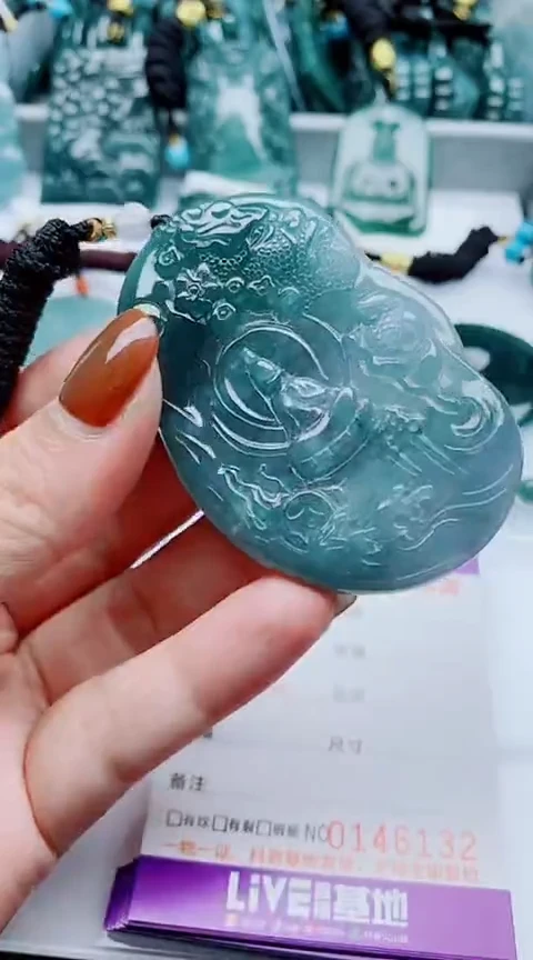 颈饰未镶嵌翡翠