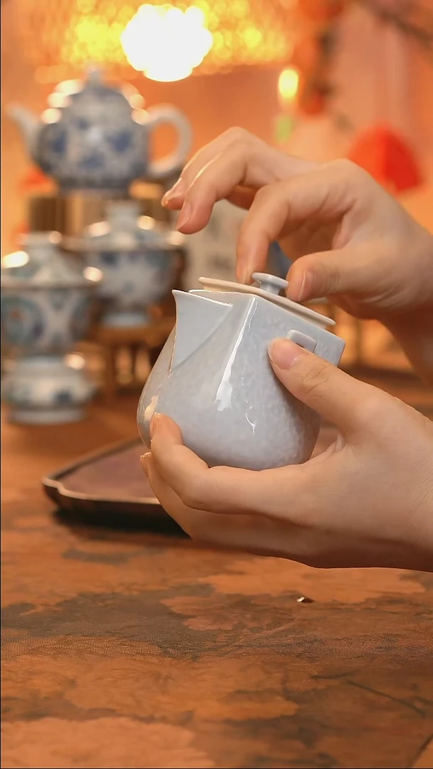 东岳窑木槿紫锤纹方圆手抓壶