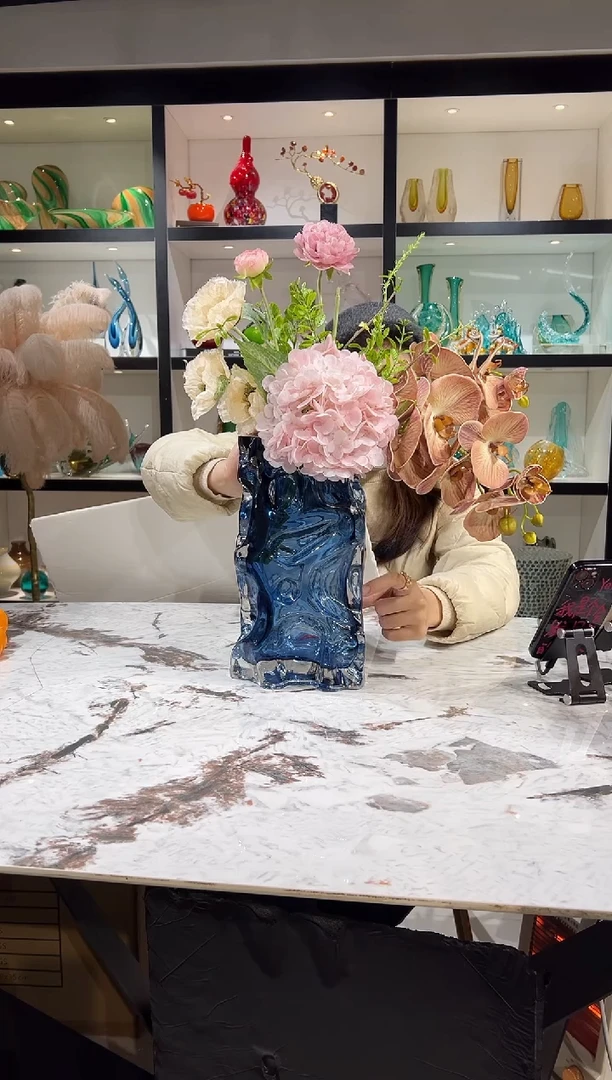 设计师款蓝色花瓶