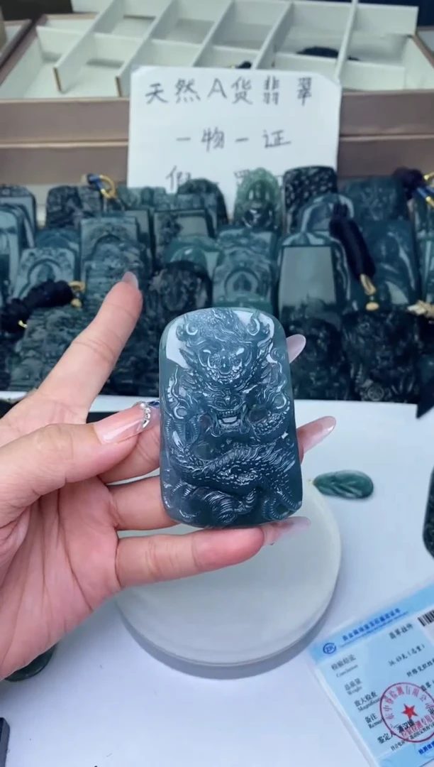 颈饰未镶嵌翡翠