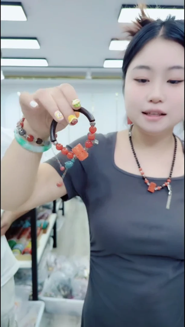 树脂制品1361红色半镯