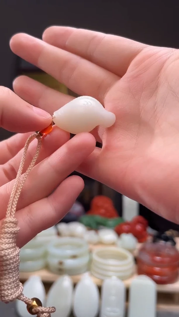 颈饰未镶嵌和田玉吊坠