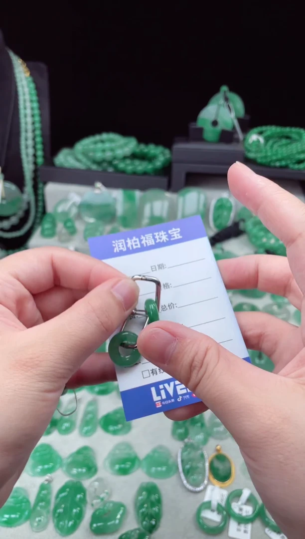 吊坠(赠链)未镶嵌石英质玉（非洲翠）28.22耳包