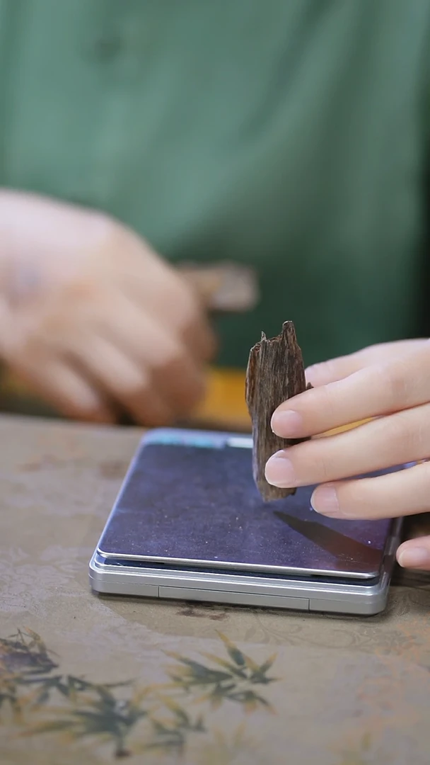 香料达拉干块料   编号23  4.86克