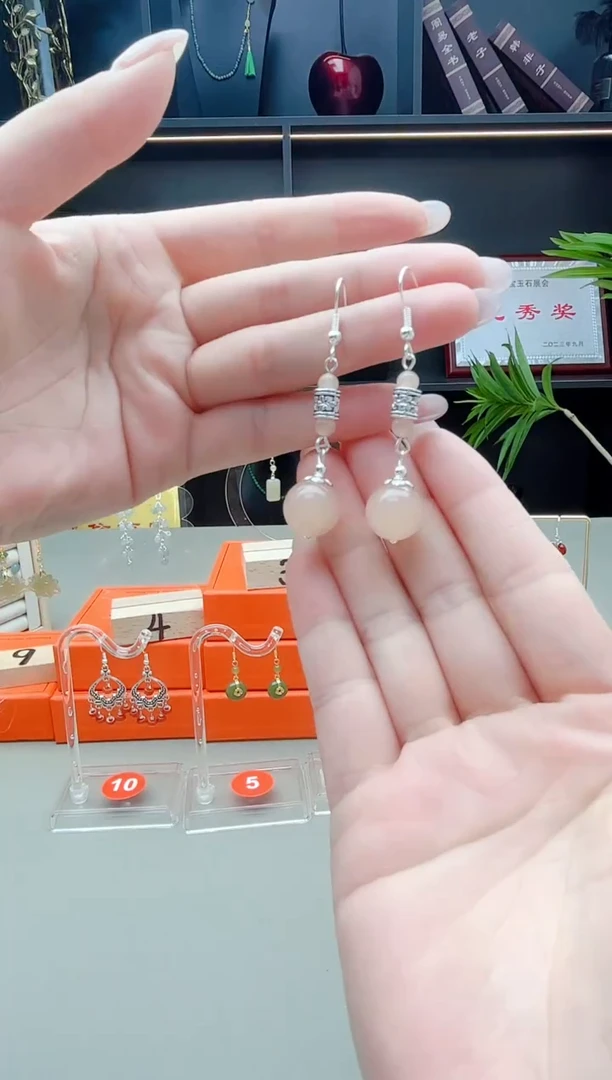 未镶嵌石英质玉（天山翠）耳钉338