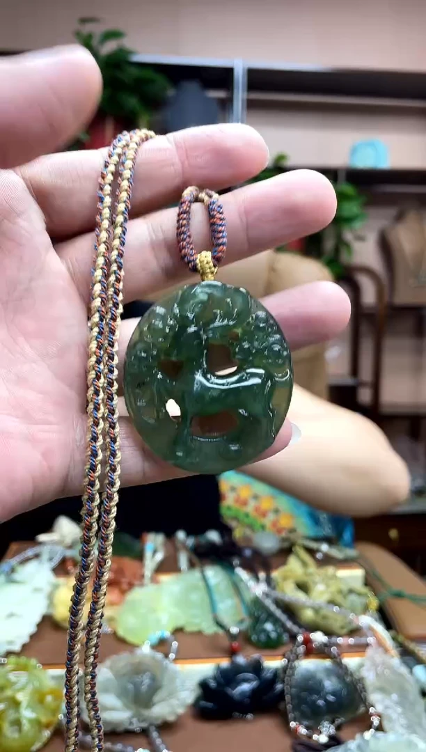 未镶嵌岫玉颈饰·