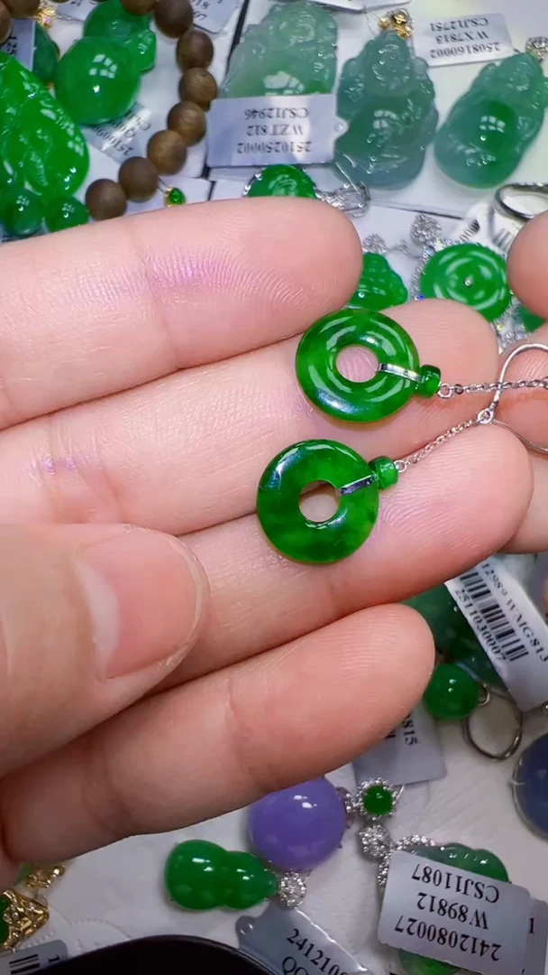 颈饰18K金镶嵌翡翠耳饰