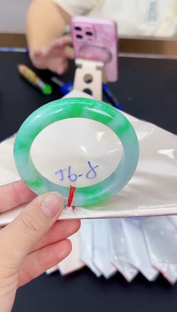 翡翠手镯未镶嵌翡翠手镯