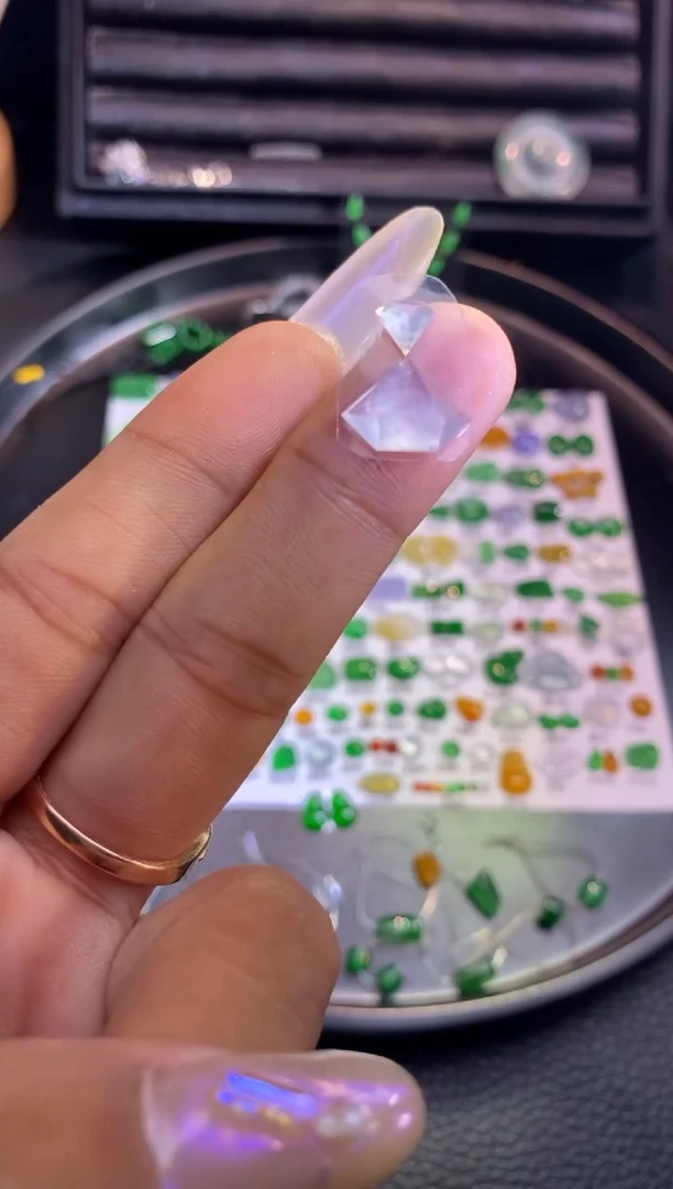 翡翠挂件未镶嵌切割