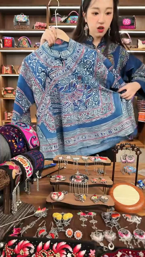 【闪购商品】织绣A23蒙阿苏苗绣传承