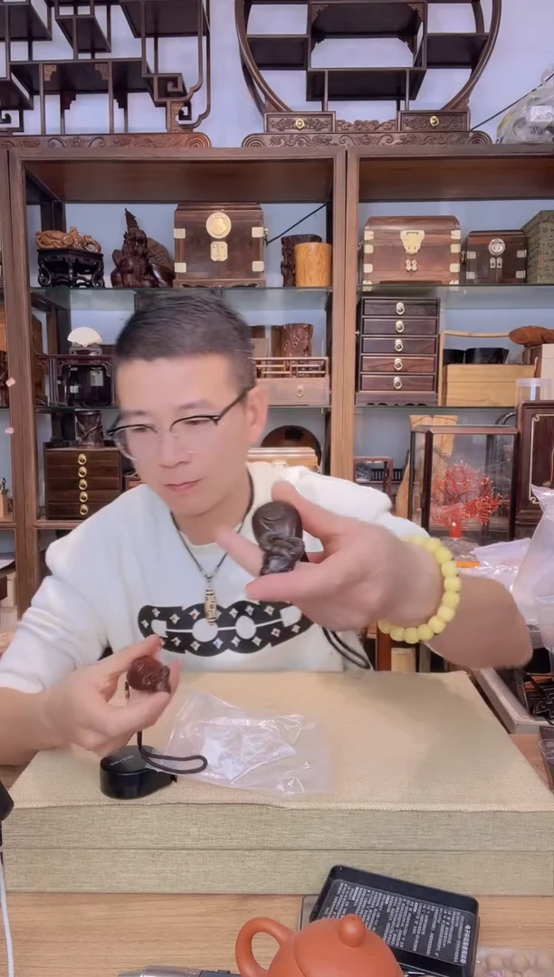 乌木类书架357小叶紫檀牛手把件