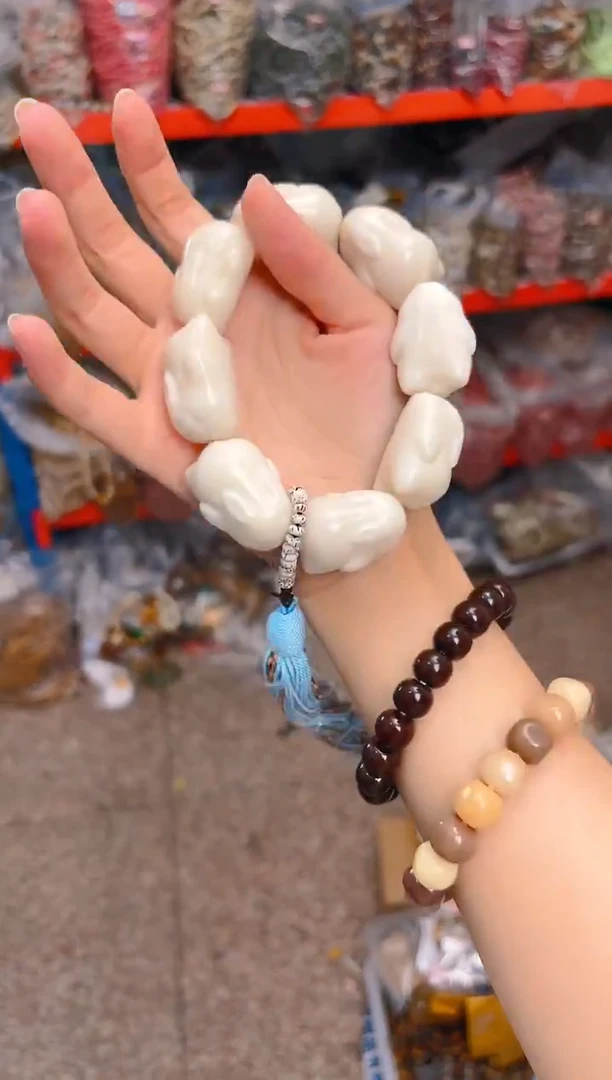 吊坠菩提根/象牙果白色趴趴兔小手持