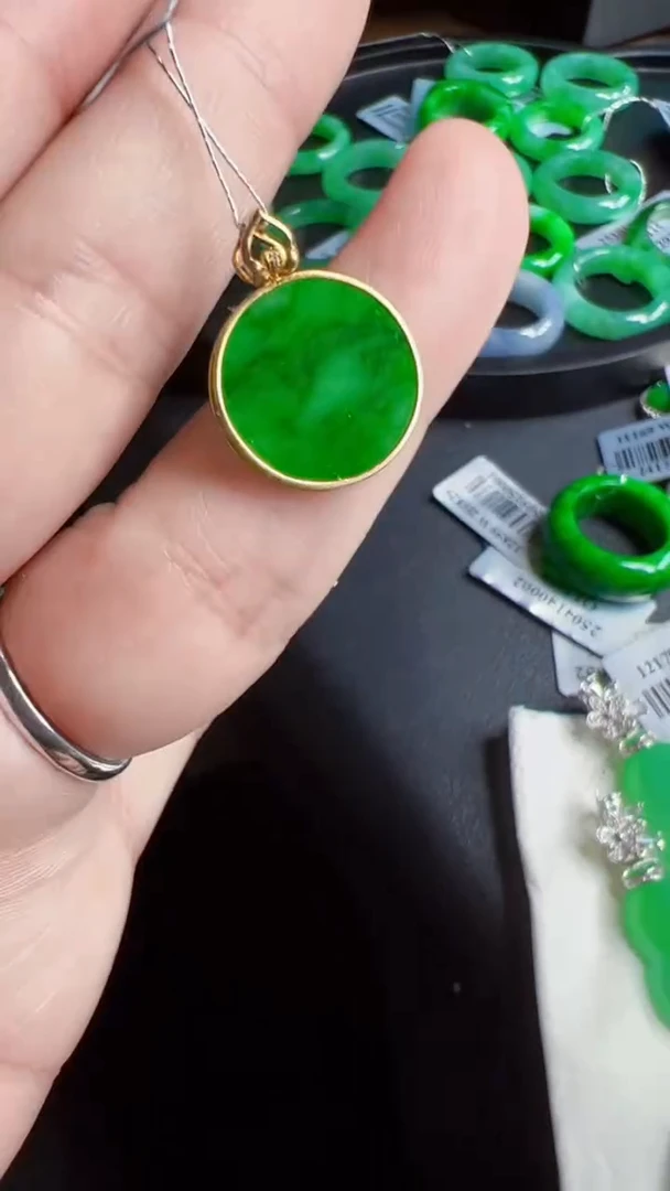 颈饰18K金镶嵌翡翠圆牌