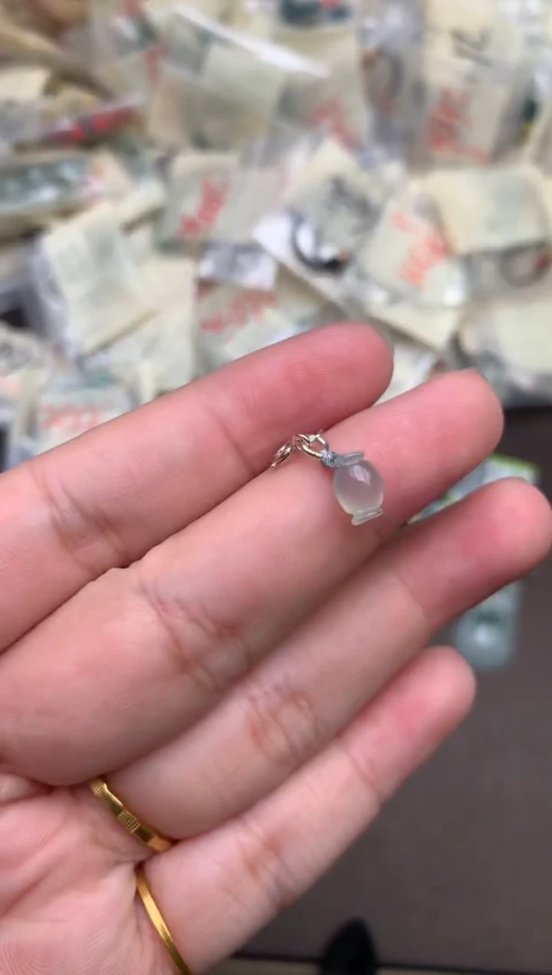 翡翠挂件未镶嵌  —