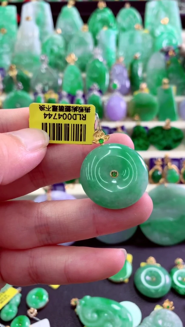 颈饰18K金镶嵌翡翠挂件
