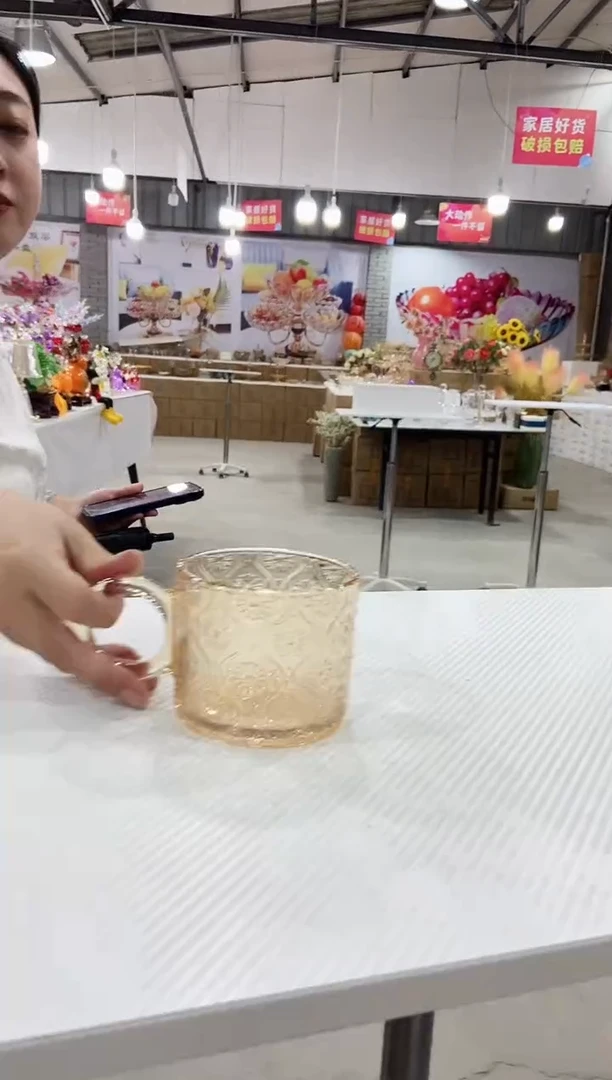 玻璃金色大耳朵水杯一个