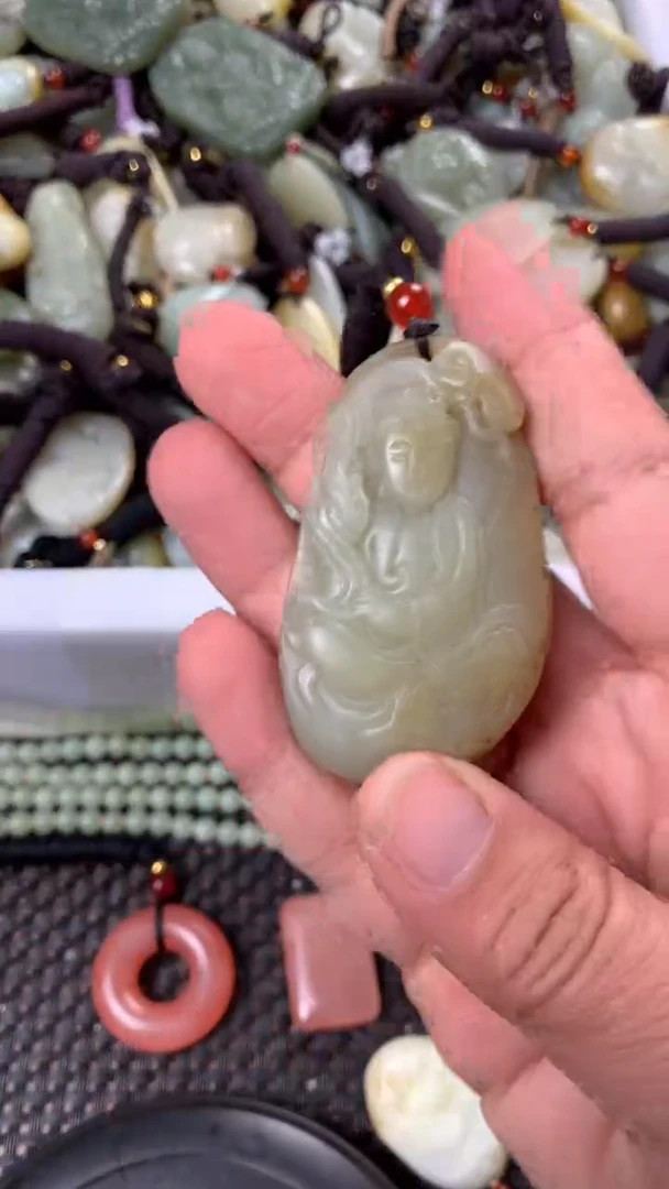 【闪购商品】和田玉颈饰未镶嵌多样性发货没有证书.拍一发一，有瑕