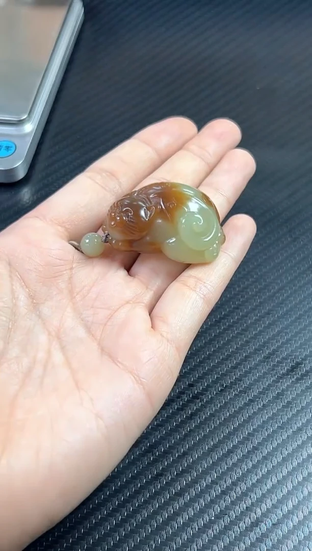 吊坠(赠链)未镶嵌和田玉若羌微色差m