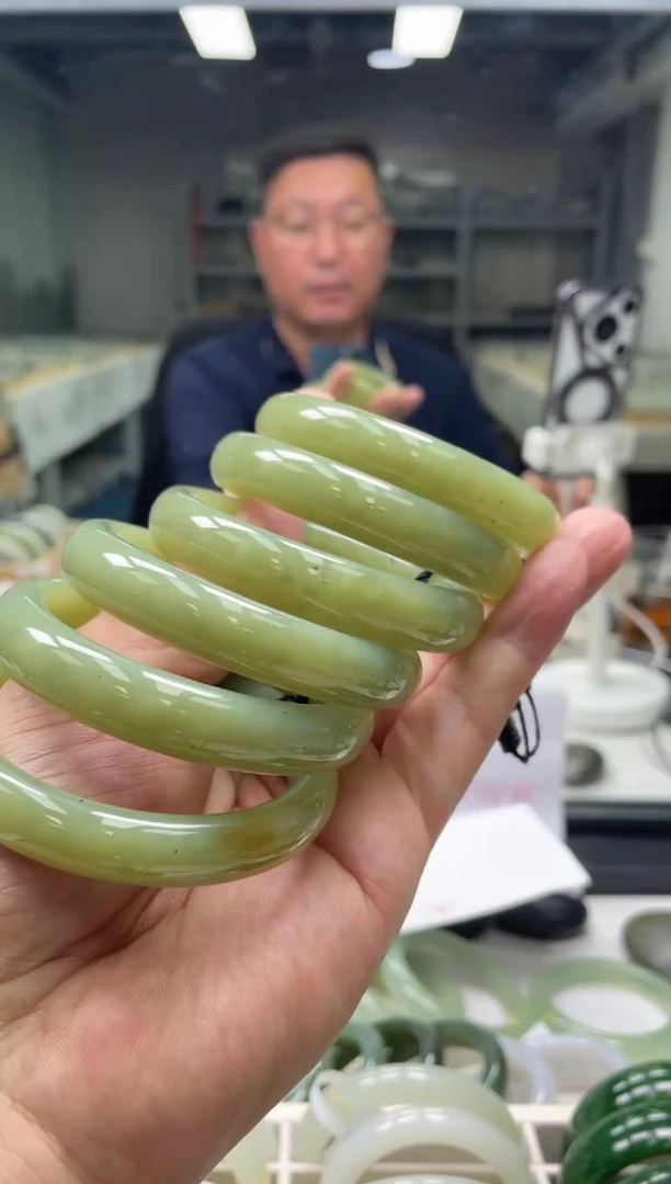 【闪购商品】和田玉手镯未镶嵌54-56圈口 多样性发货其一