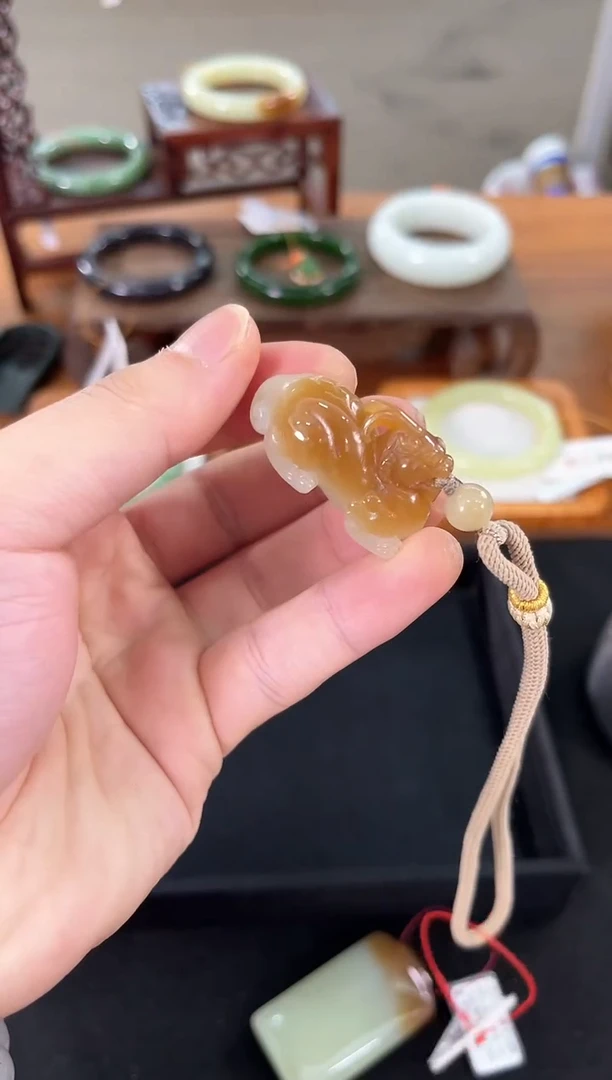 未镶嵌和田玉把件且末金山糖白 貔貅