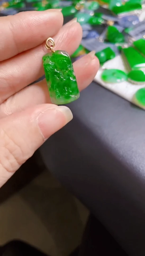 翡翠18K金镶嵌颈饰山水