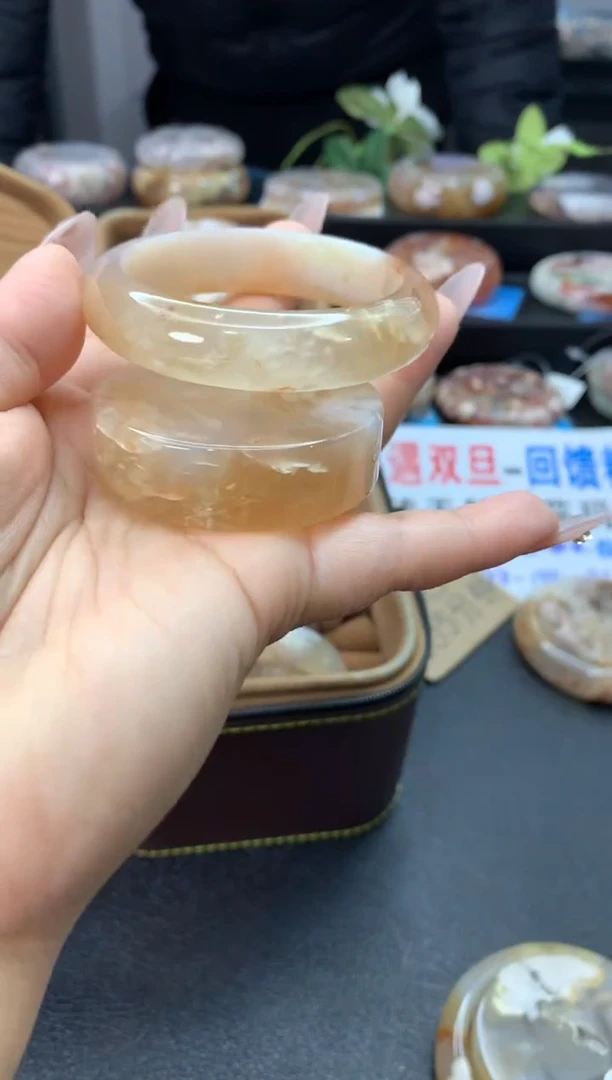 未镶嵌手镯石英质玉（52-53圈口）赠送镯心 无证书