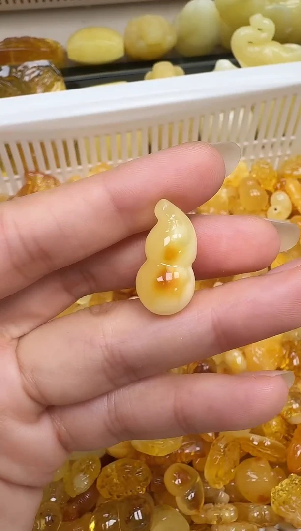 未镶嵌琥珀裸石如图