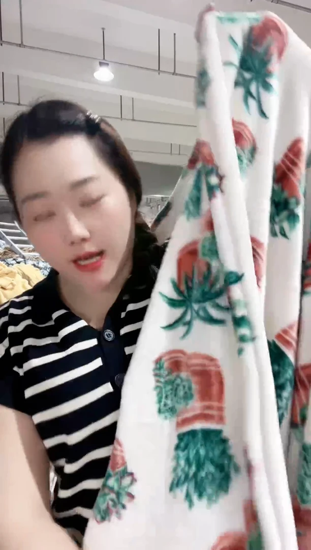 牛奶绒主播手上展示的产品