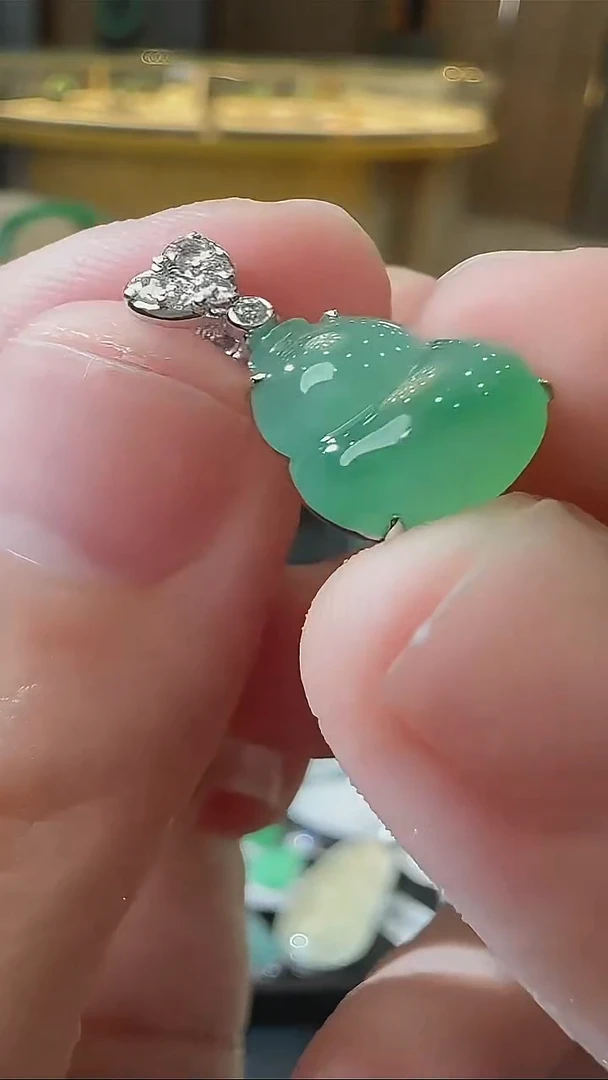 颈饰18K金镶嵌翡翠天然A货翡翠