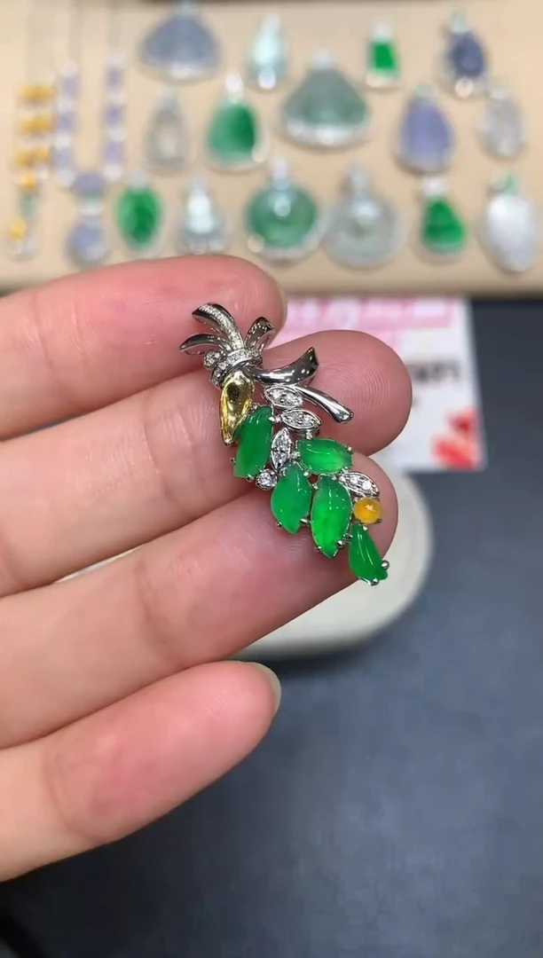 颈饰18K金镶嵌翡翠随形【无服务费【48小时鉴赏期】