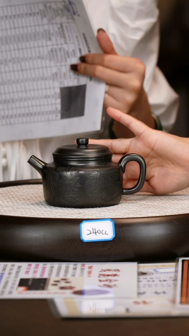 茶壶紫砂【许燕】龙潭乌泥德钟   240cc