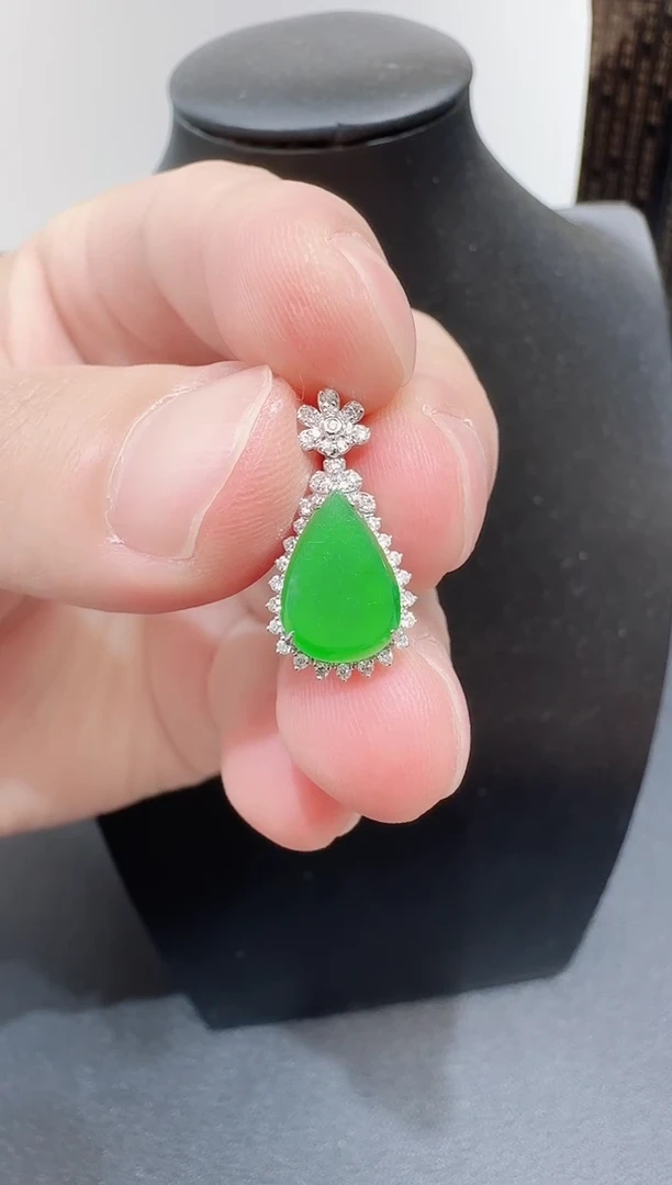 颈饰18K金镶嵌翡翠寄售回流，不退不换