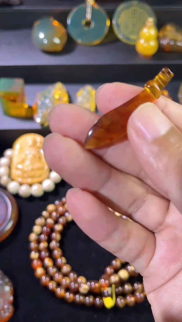 琥珀颈饰未镶嵌金棕刀