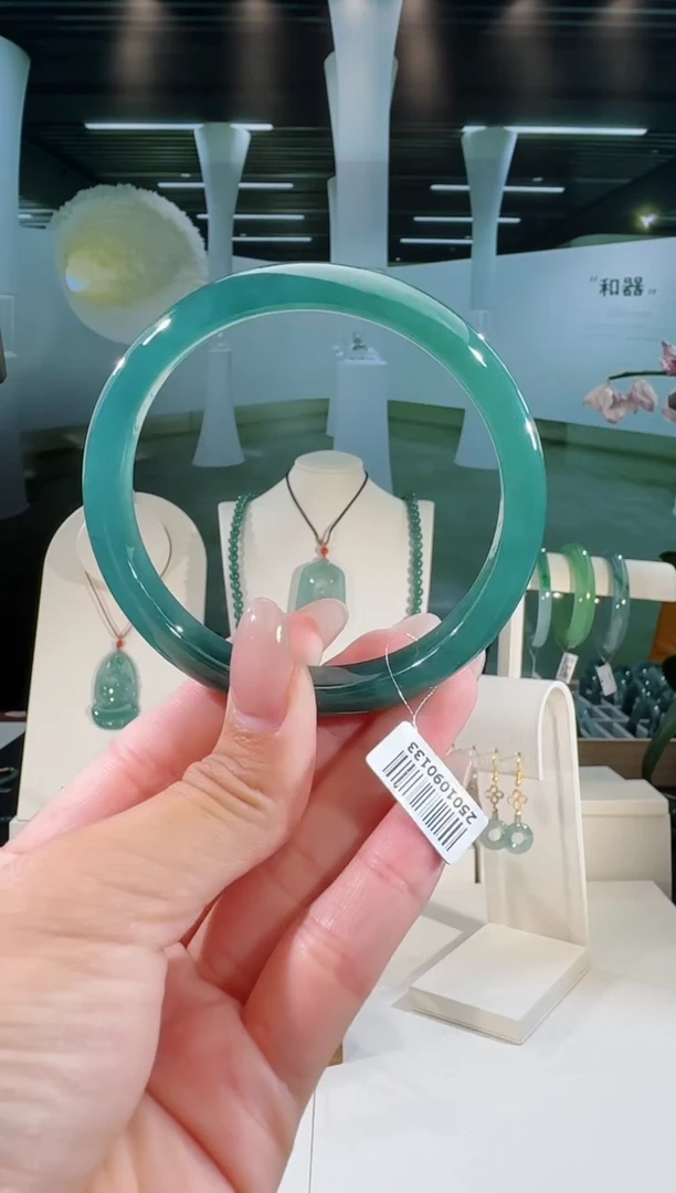 翡翠手镯未镶嵌60圈