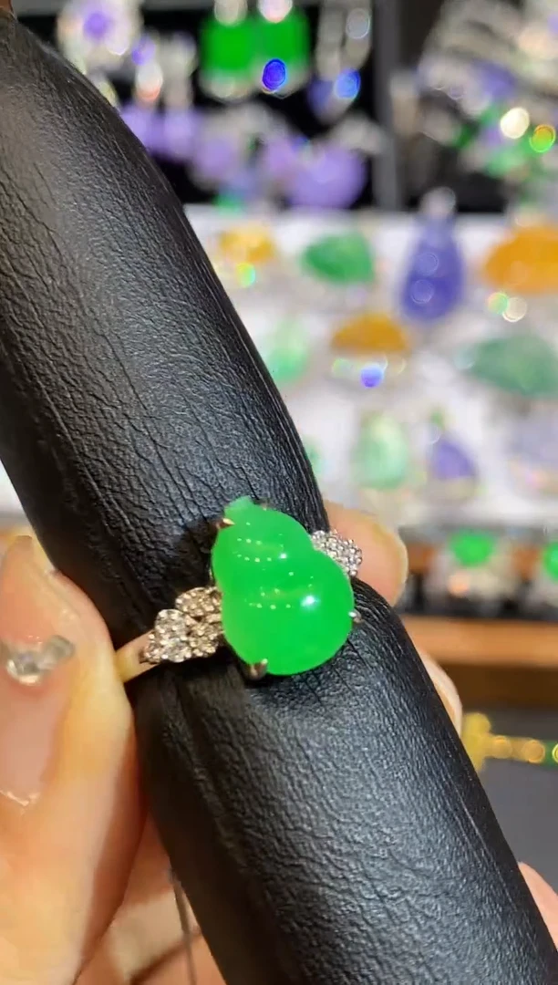 18K金镶嵌戒指翡翠多样性发其一