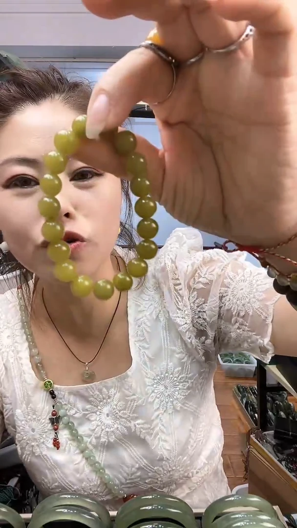 未镶嵌岫玉手链多样性发货其中之一