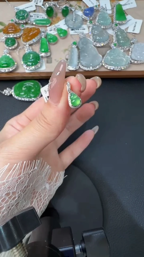 【闪购商品】翡翠吊坠(不含链)18K金镶嵌3