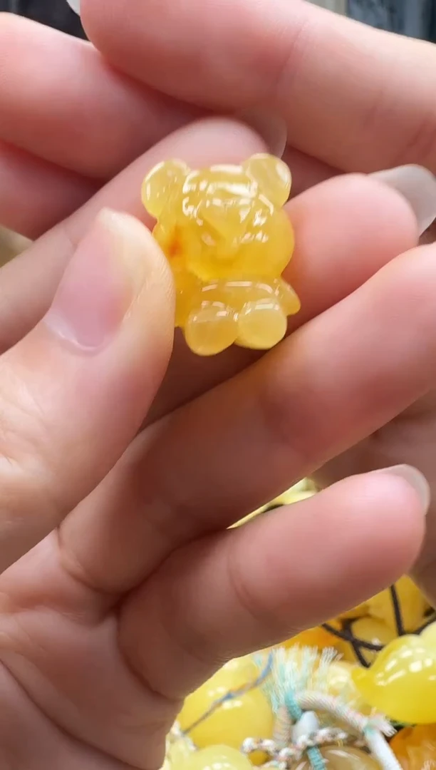 未镶嵌琥珀裸石如图
