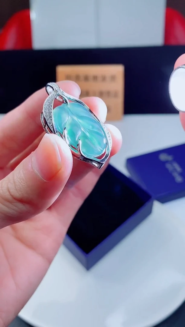 颈饰未镶嵌翡翠