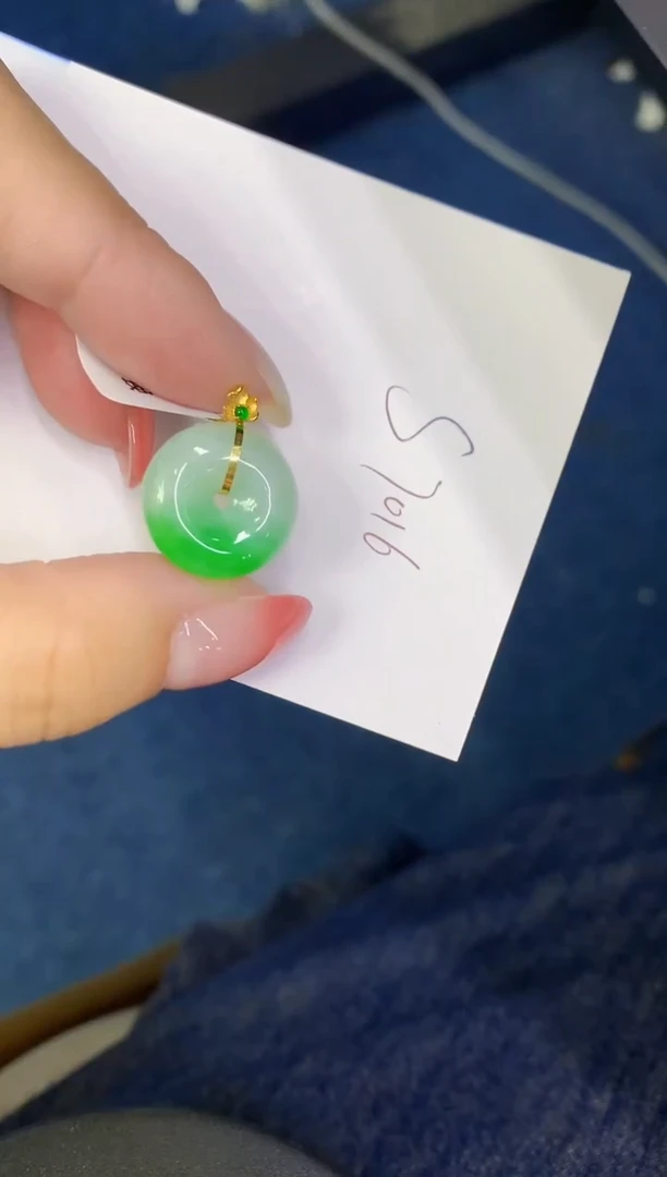 翡翠18K金镶嵌颈饰缅甸天然翡翠A货