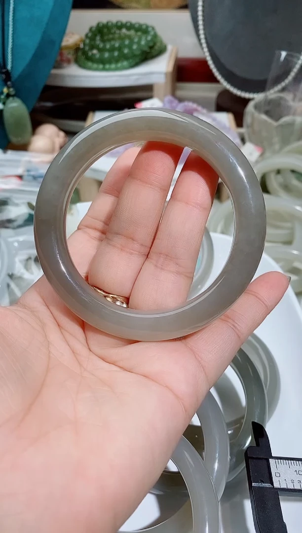 和田玉手镯未镶嵌7***z600一个707的