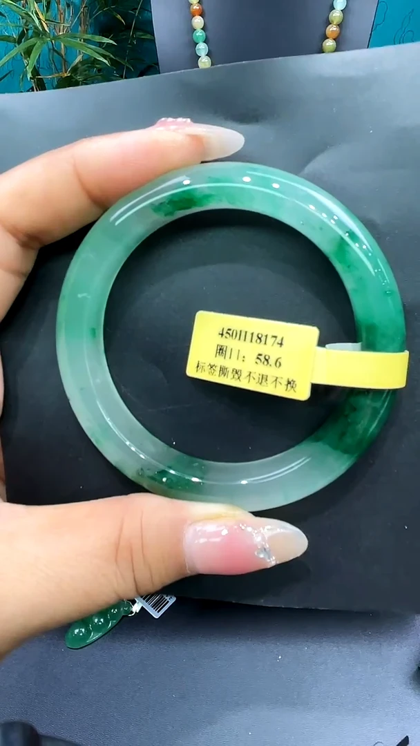 未镶嵌手镯石英质玉（非洲翠）手镯