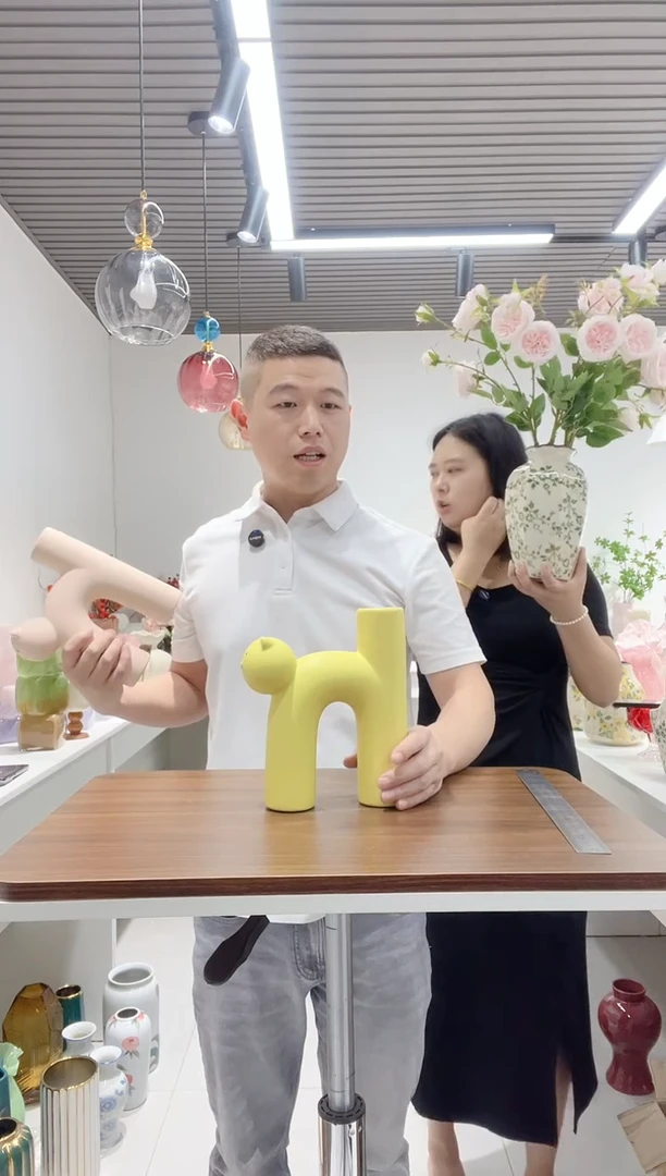 黄色猫猫陶瓷摆件