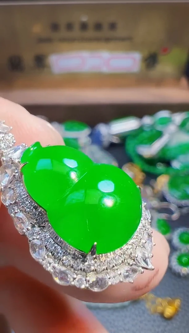 翡翠18K金镶嵌颈饰翡翠