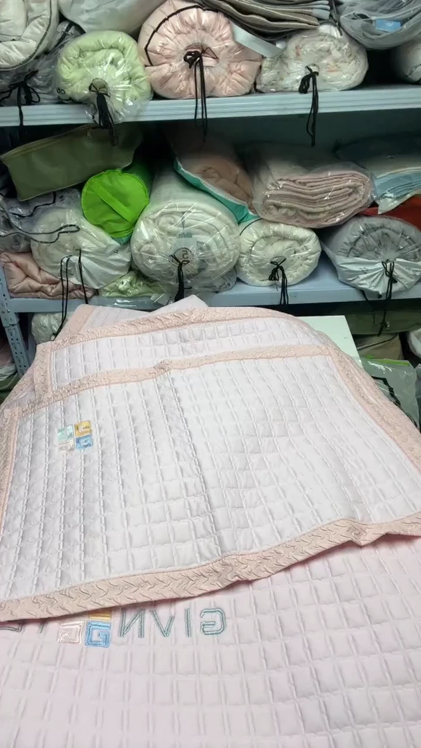 95%以上乙纶凉豆豆180*200粉色刺绣瑕疵