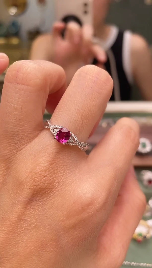 戒指彩色蓝宝石18K金镶嵌主石：0.64ct